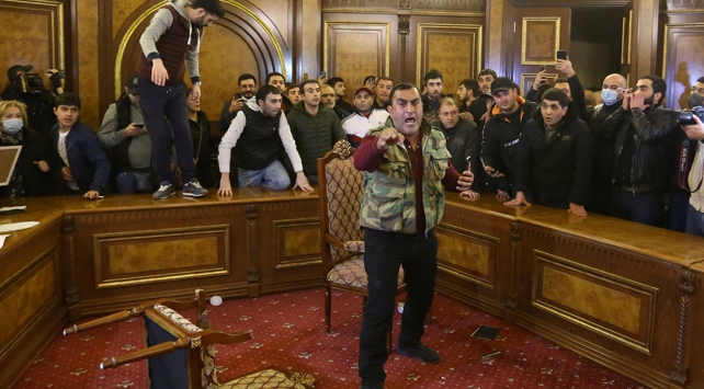Ermenistan'ın yenilgisini kabul etmesinin ardından öfkeli kalabalık meclis binasını bastı. Foto: AA